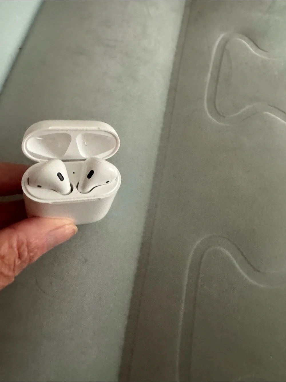 Apple White Wireless Earbuds with White Charging Case